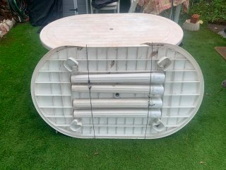 Mesa exterior,una con 1 raja pero hace su función