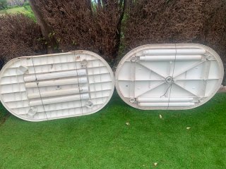 Mesa exterior,una con 1 raja pero hace su función