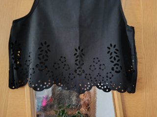 Top corto calado negro