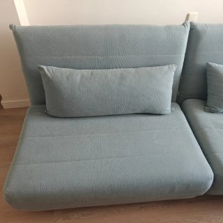 sofás cama azul tela preciosos con patas madera.