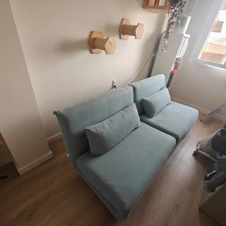 sofás cama azul tela preciosos con patas madera.