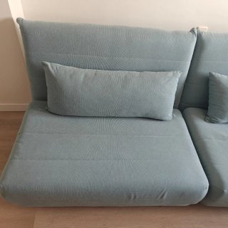 sofás cama azul tela preciosos con patas madera.
