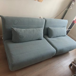 sofás cama azul tela preciosos con patas madera.