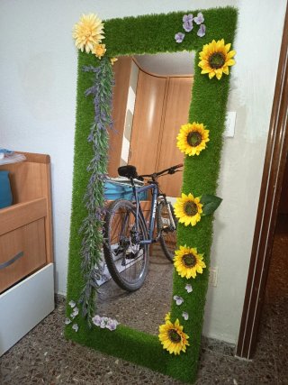 Espejo decorado con césped artificial y flores