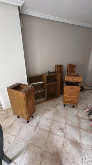 Muebles de cocina y encimera madera y piedra
