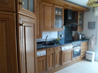Muebles de cocina y encimera madera y piedra