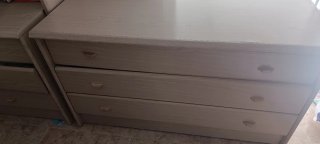 Estanterías de madera clara