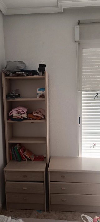 Estanterías de madera clara