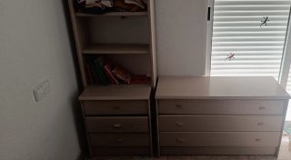Estanterías de madera clara