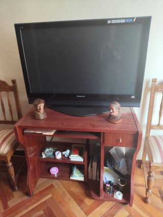 Mesa de TV de madera oscura