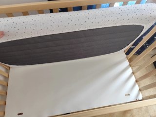 Cuna de madera con ruedas