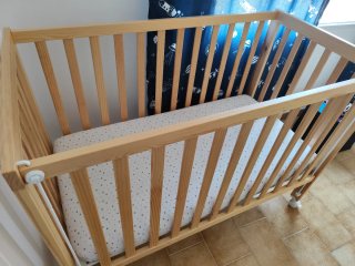 Cuna de madera con ruedas