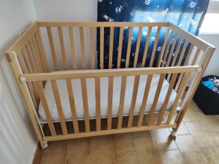 Cuna de madera con ruedas