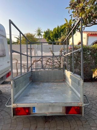 Remolque con estructura metálica