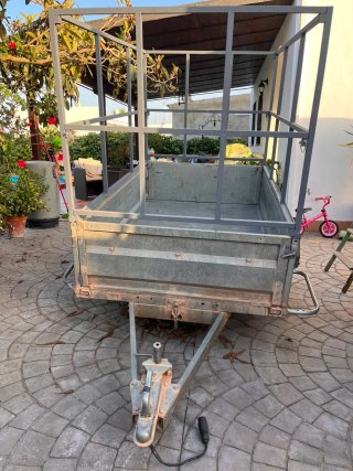 Remolque con estructura metálica