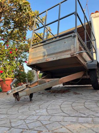 Remolque con estructura metálica
