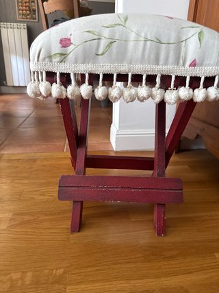 Taburete de madera con estampado floral