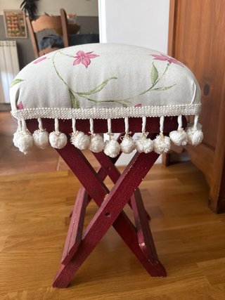 Taburete de madera con estampado floral