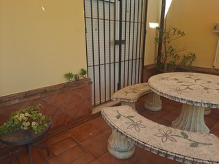 Mesa piedra con 3 bancos florales