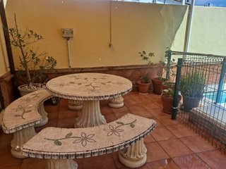 Mesa piedra con 3 bancos florales