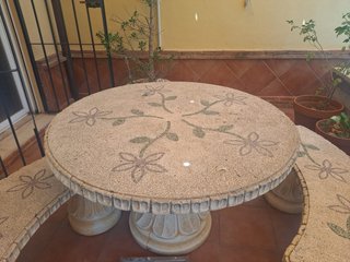 Mesa piedra con 3 bancos florales