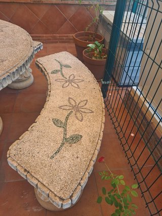 Mesa piedra con 3 bancos florales