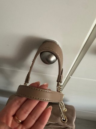 Bolso Parfois beige con cadena dorada