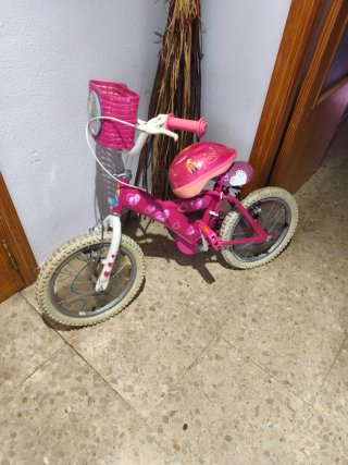 Bicicleta infantil rosa con cesta