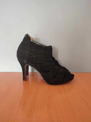 Botines de tacón con tiras negras