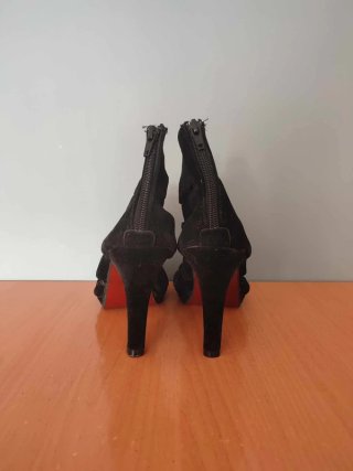 Botines de tacón con tiras negras