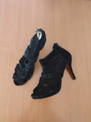 Botines de tacón con tiras negras