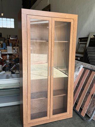 Vitrina de madera con 2 puertas