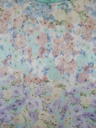 Bonita Blusa Floral,sin mangas.