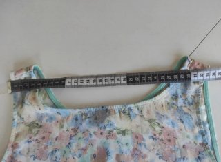 Bonita Blusa Floral,sin mangas.