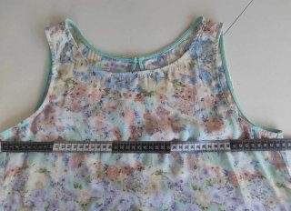 Bonita Blusa Floral,sin mangas.