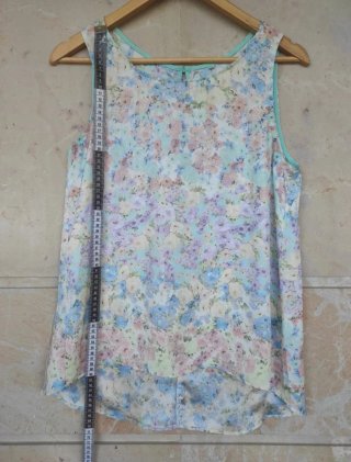 Bonita Blusa Floral,sin mangas.