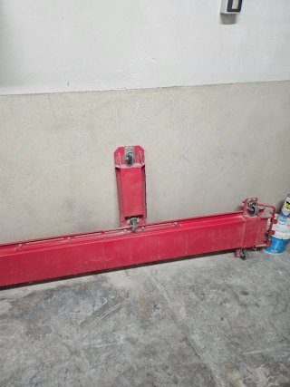 Plataforma para estacionar motos roja