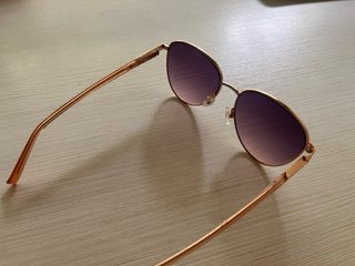 Gafas de sol Guess doradas y rojas