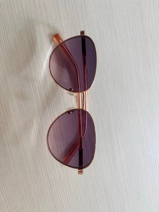Gafas de sol Guess doradas y rojas