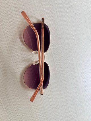 Gafas de sol Guess doradas y rojas
