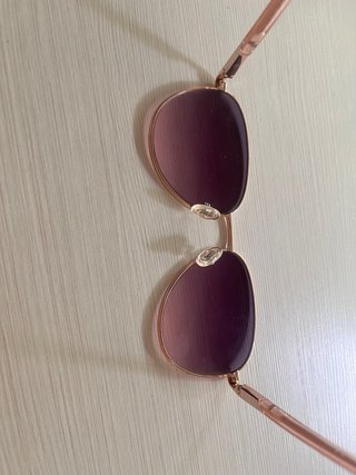 Gafas de sol Guess doradas y rojas