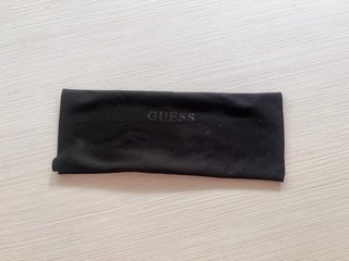Gafas de sol Guess doradas y rojas