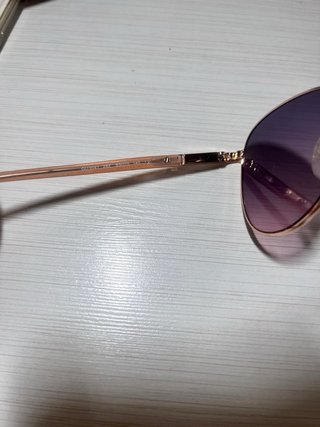 Gafas de sol Guess doradas y rojas