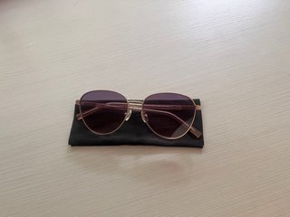 Gafas de sol Guess doradas y rojas