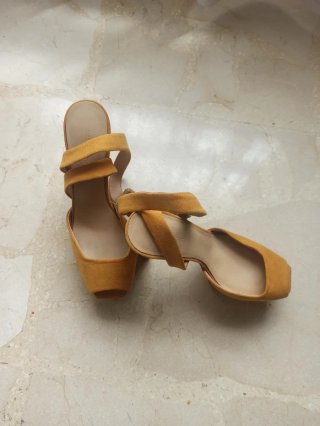 Zapatos de tacón Zara n 38, mostaza, terciopelo