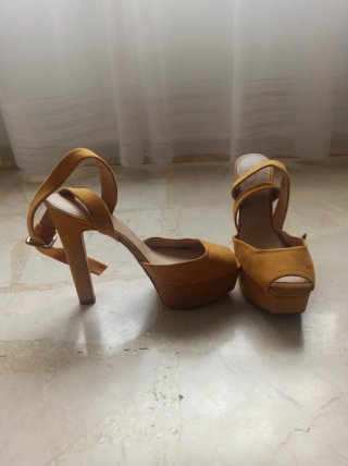 Zapatos de tacón Zara n 38, mostaza, terciopelo