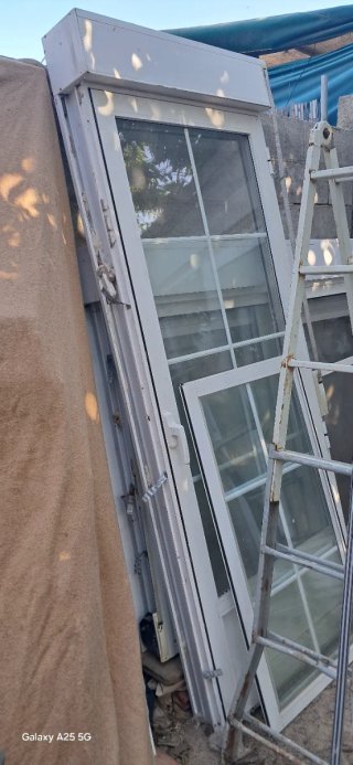 Puerta blanca con cristal