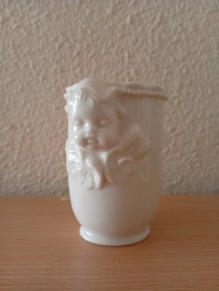 Jarrón antiguo de porcelana con querubín