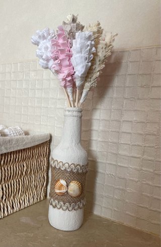 Jarrón decorativo con mikados florales