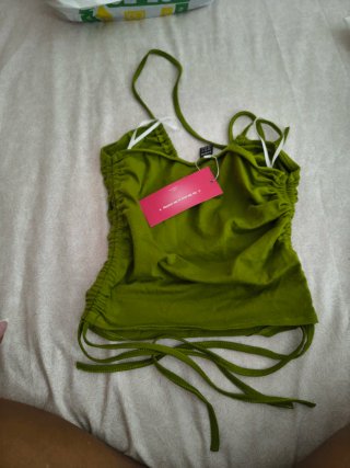 Top verde con tirantes y cordones
